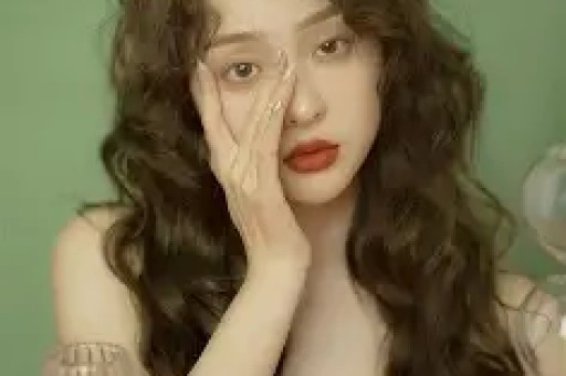 “曝林俊杰大嫂想吃绝户”登上热搜；林俊杰与大哥社交平台互相取关删除与大哥大嫂合影有爆料称联合闺蜜冒充其女友同学散布黑料